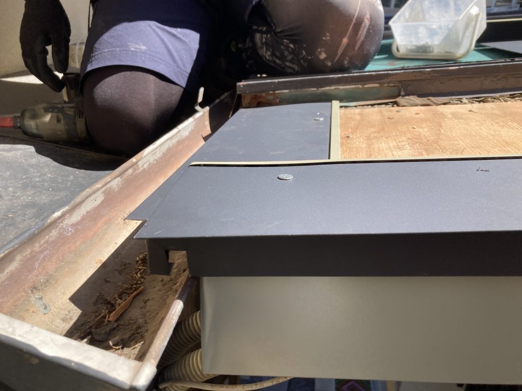 端部板金の固定作業