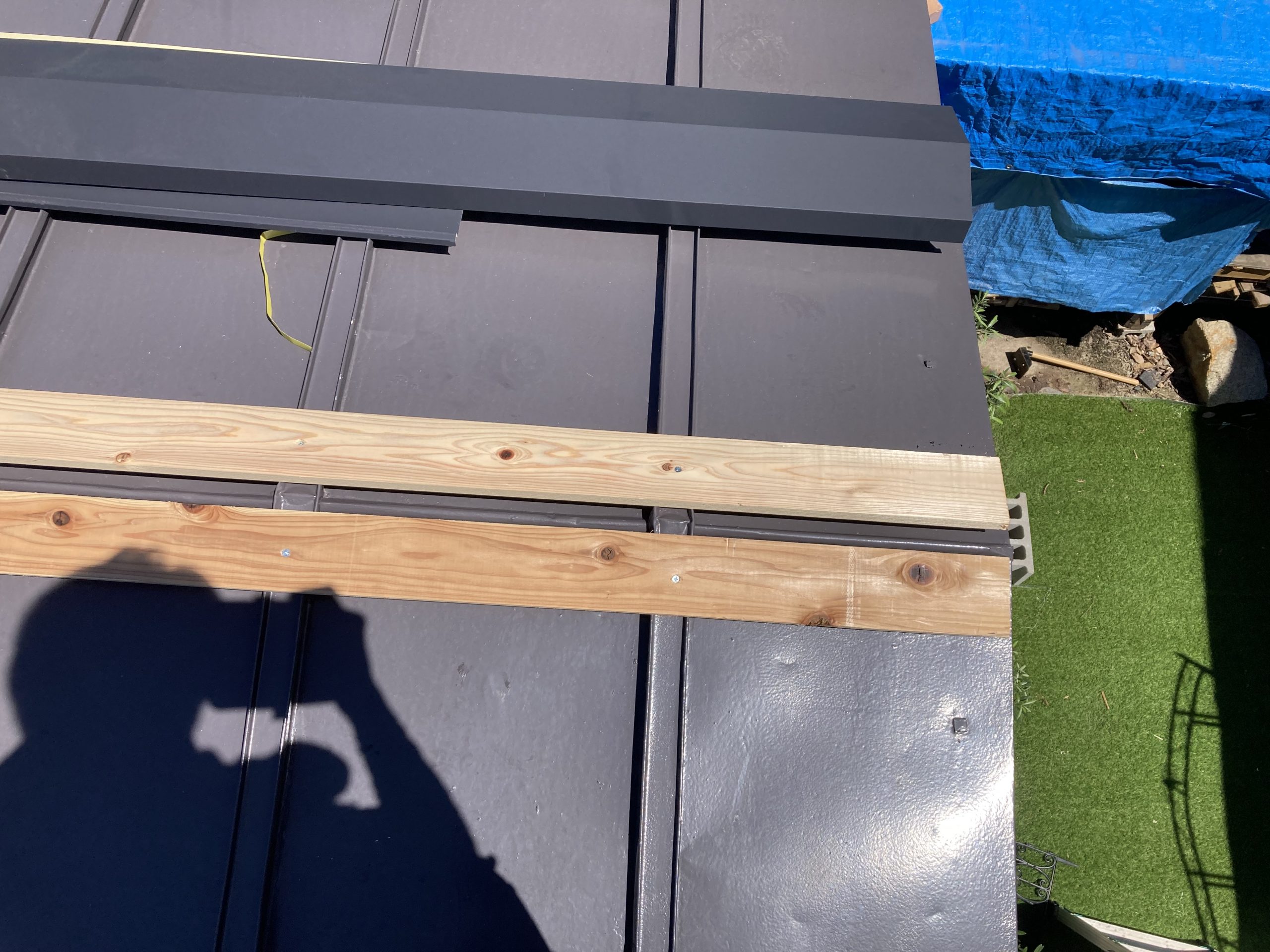 新しい棟板金を取り付けます