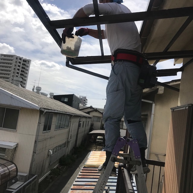 広島市西区で風で飛ばされたテラス屋根の波板の修復工事を施工中！