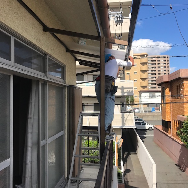 広島市西区で破損・落下したテラス屋根の波板を交換する修繕リフォーム！
