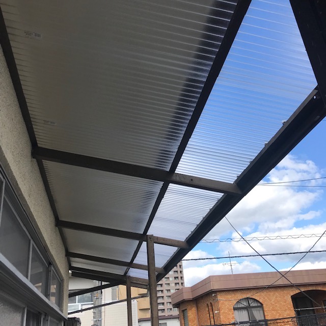 広島市西区で色褪せていたテラス屋根の波板が台風被害で飛散し張り替え工事が完成！
