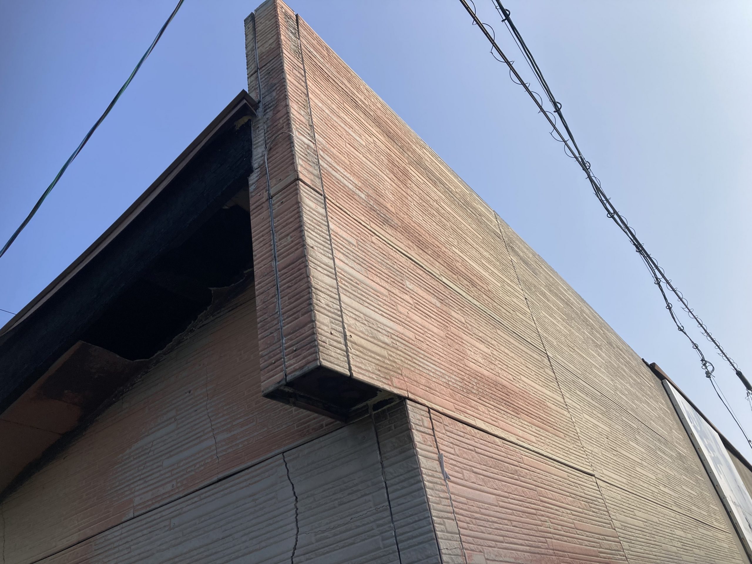 建物の角から目立つ外壁のひび割れ