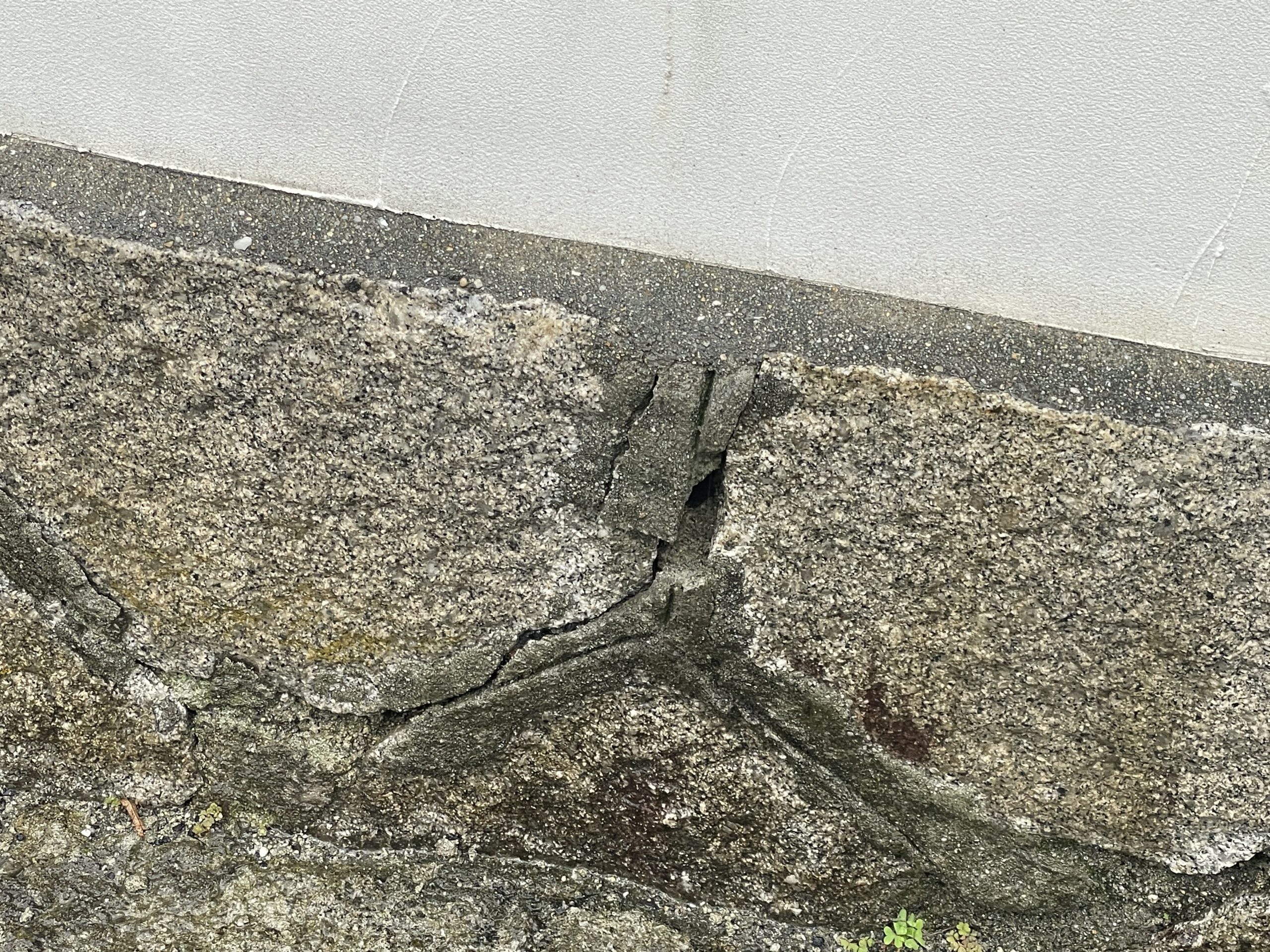擁壁の目地に隙間やひび割れが発生していました