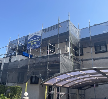 安全に作業を行うため、建物の周囲に足場を設置します。  飛散防止用のメッシュシートも張り、近隣へ配慮しながら、安全で丁寧に工事を進めていきます。