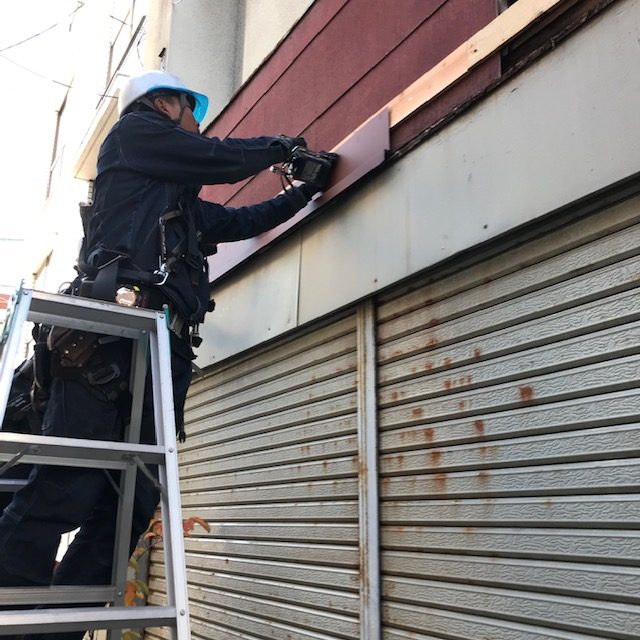 水切り板金を取り付けていきます！