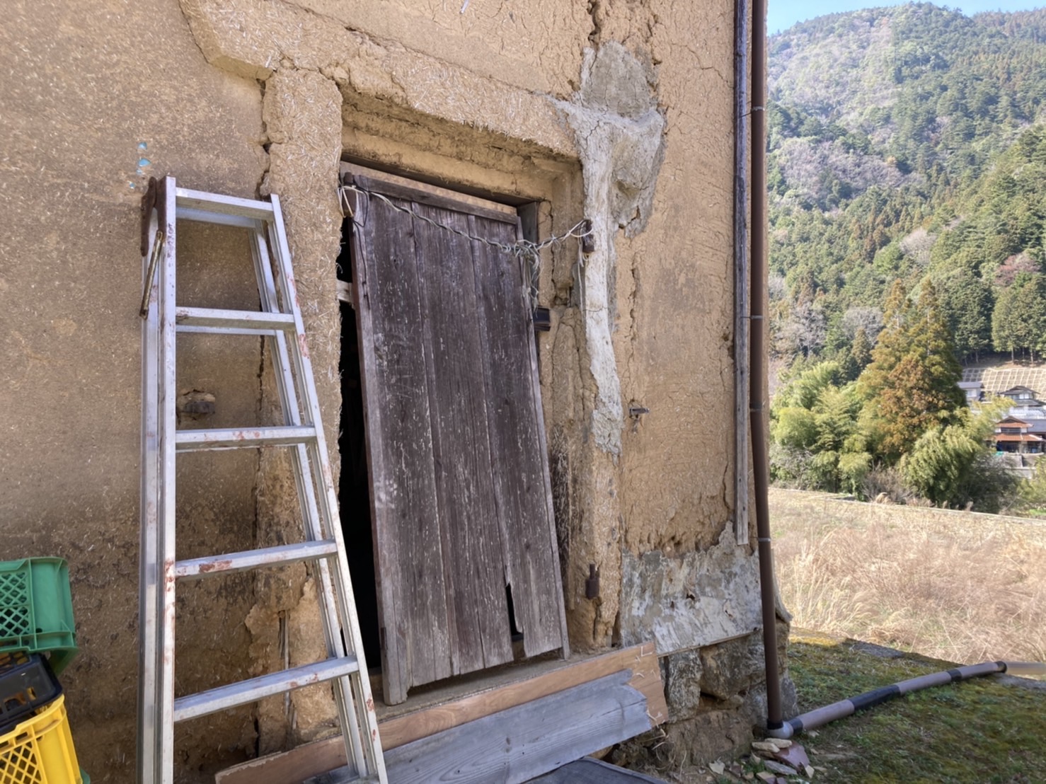 破損が見られる蔵の木製出入口