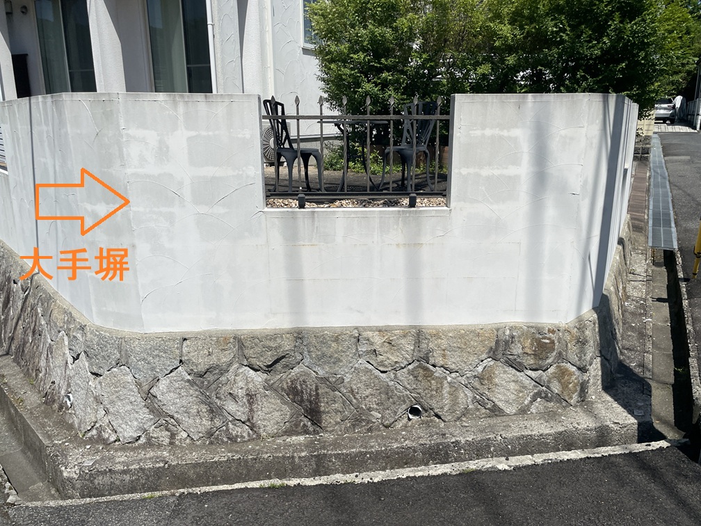 大手塀にも汚れや塗膜の劣化が見られました