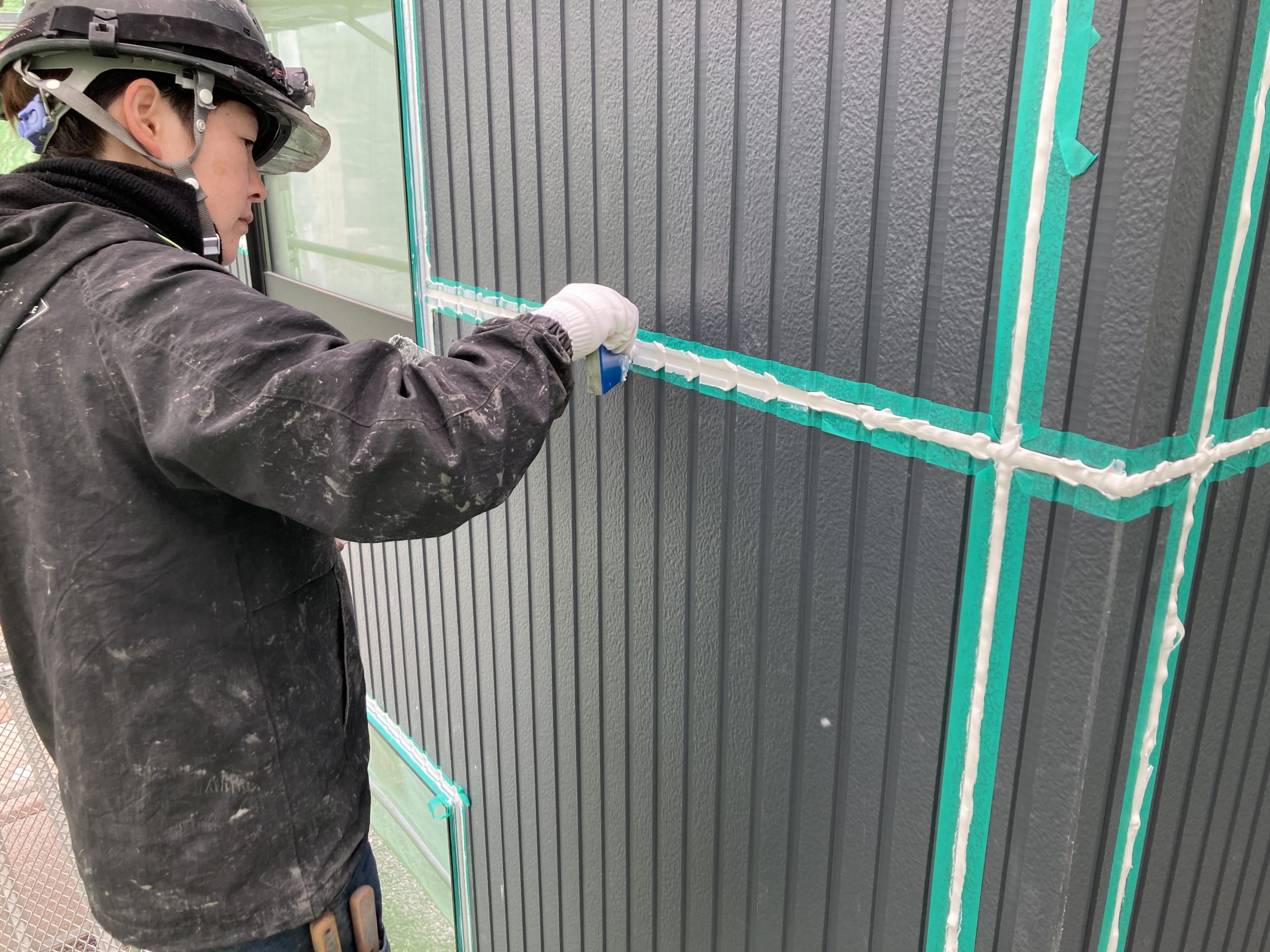 古いシーリングの撤去と養生