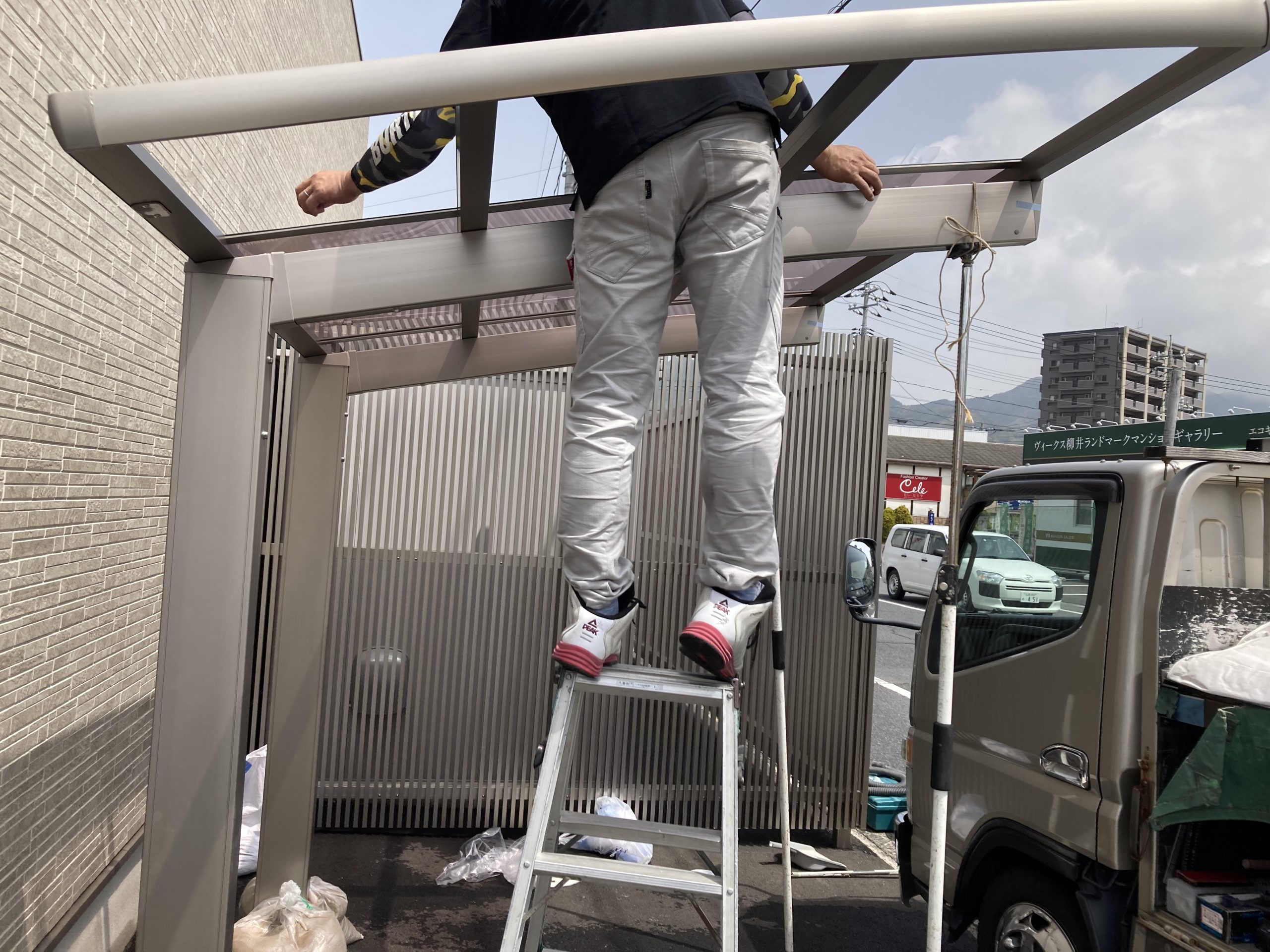 屋根パネルを取り付けていきます