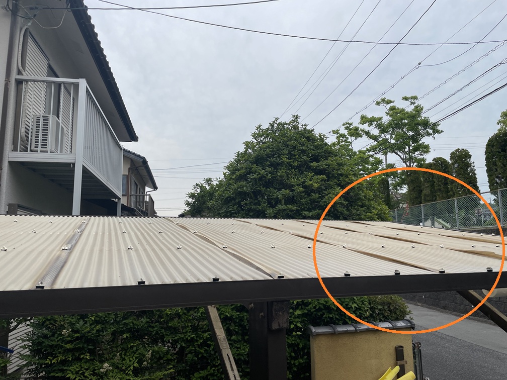 波板の一部が変形し、めくれが発生していました