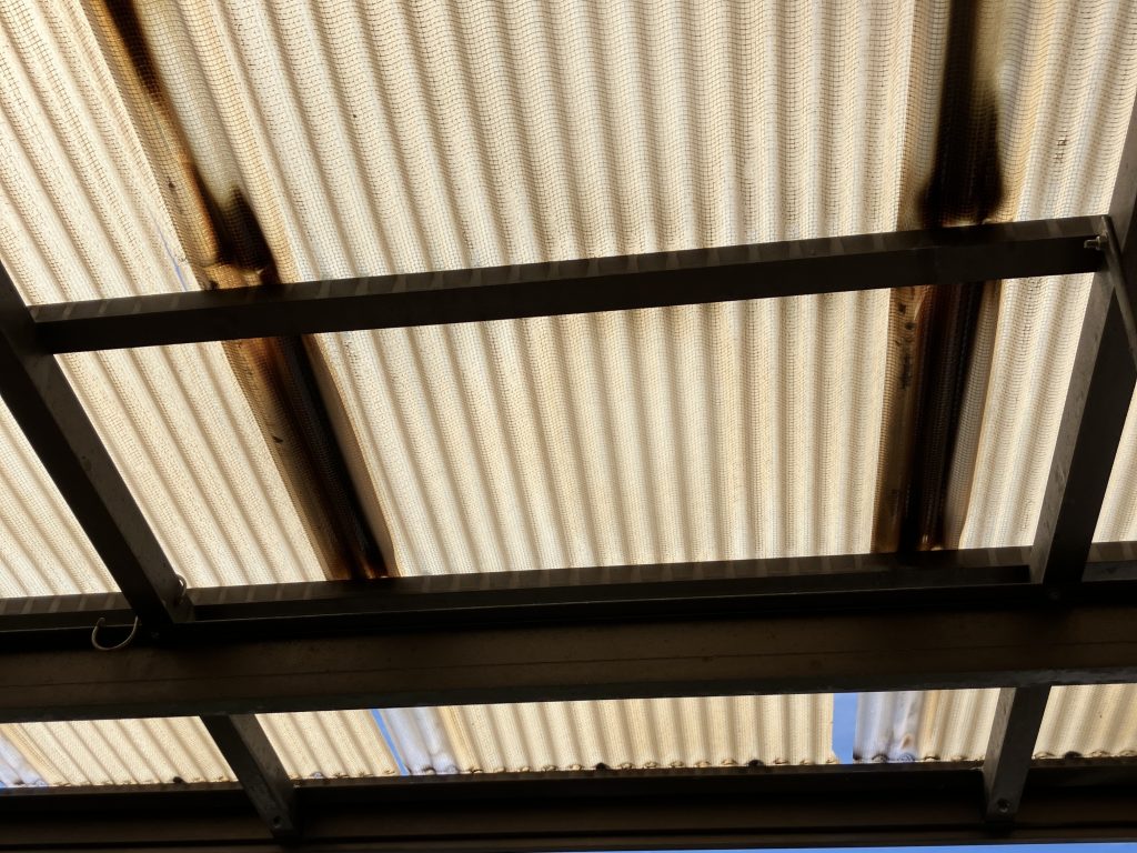 波板端部の穴あき