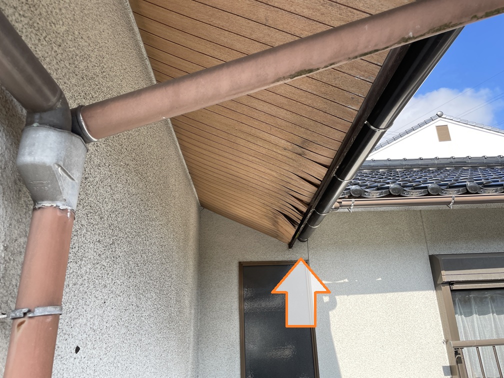 軒天の一部が剥がれ、変形していました