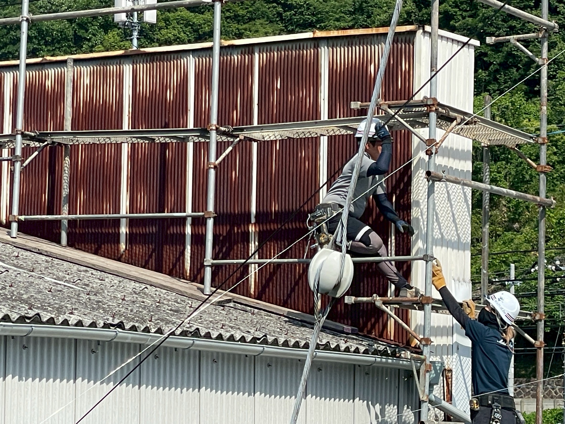 足場の設置を行いました