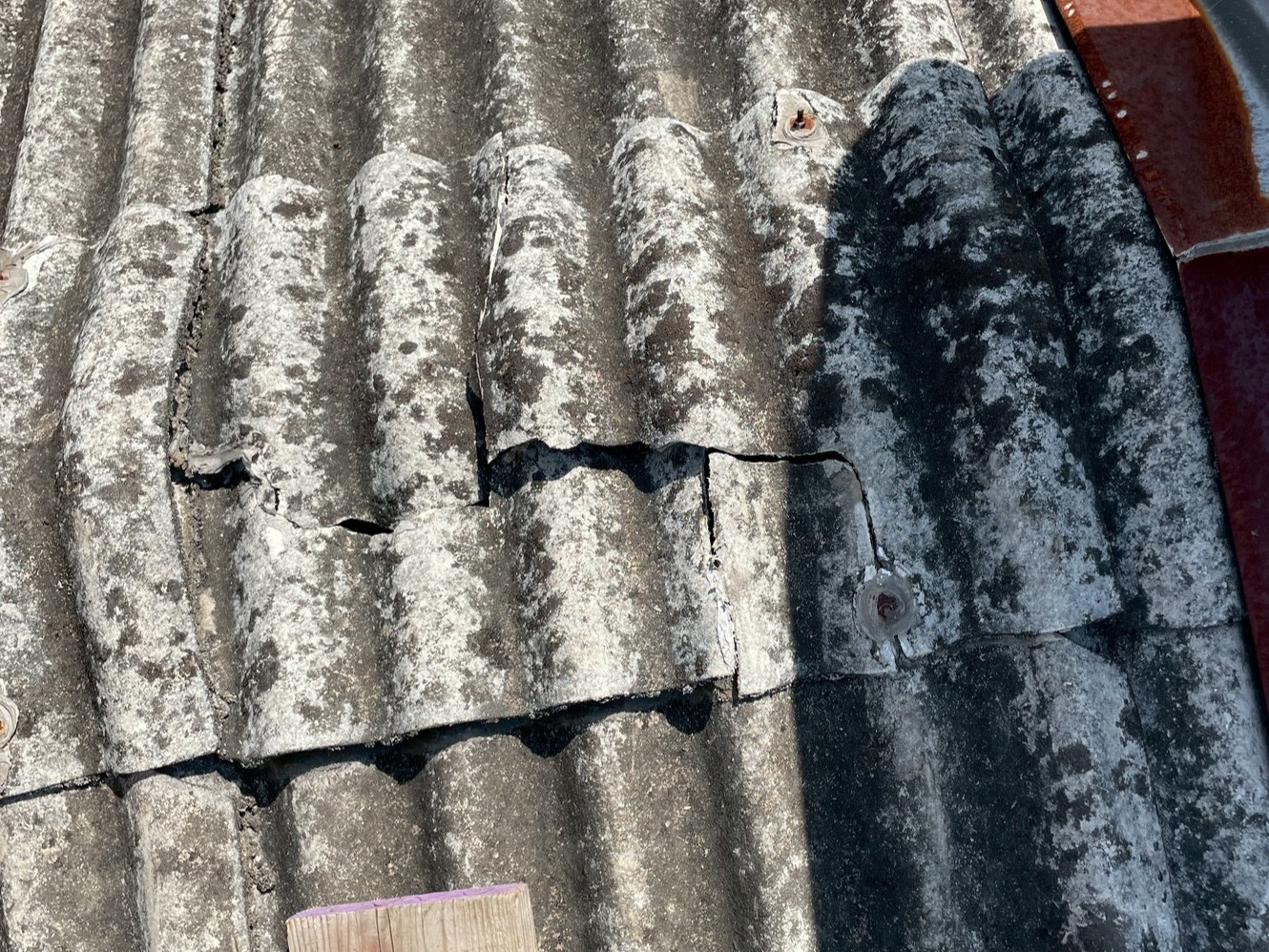 スレート屋根頂部のひび割れ