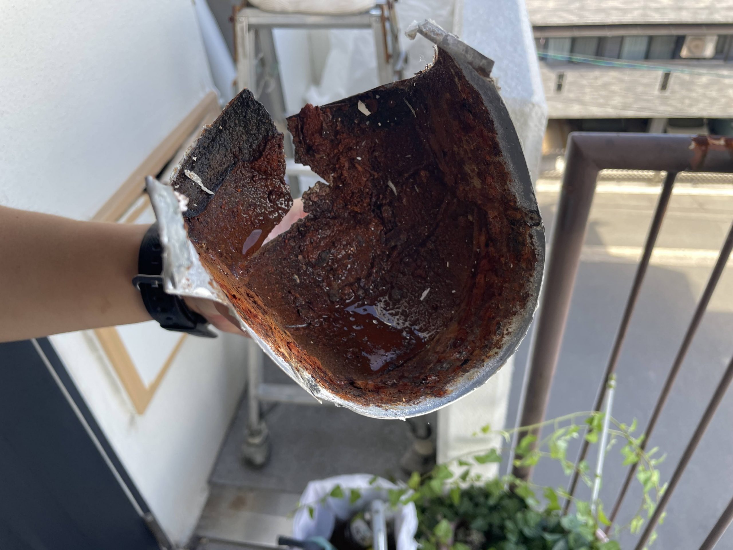 撤去した配管カバー内部に溜まった雨水