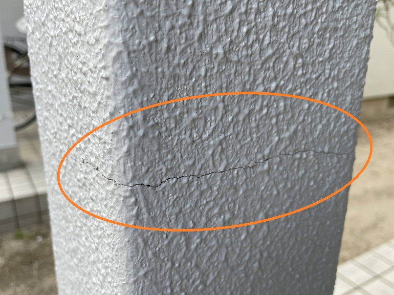 玄関の柱にクラックを確認
