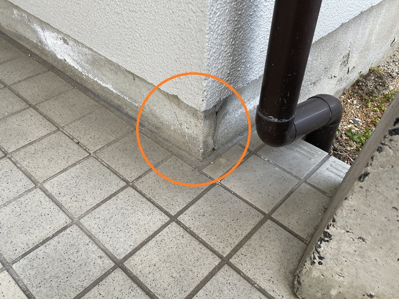 外壁と基礎の境目にクラックが確認されました。この部分は、外壁と基礎という異なる部材が接するため、建物のわずかな動きや経年による収縮・膨張の影響を受けやすく、ひび割れが発生しやすい箇所です。