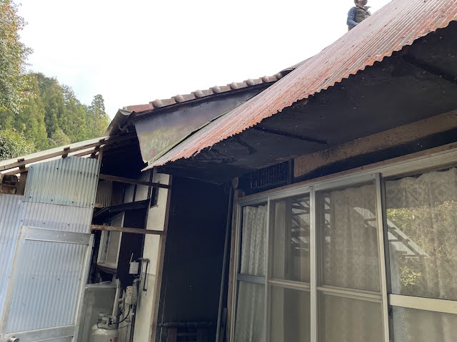 広島市安佐北区で豪雨で雨漏り波板トタン屋根を徹底調査！