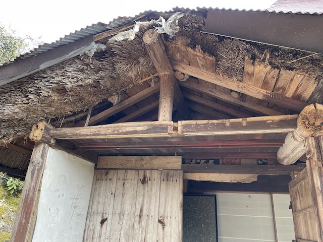 広島市安佐北区で築年数の古い腐食したトタン屋根の下地材調査！