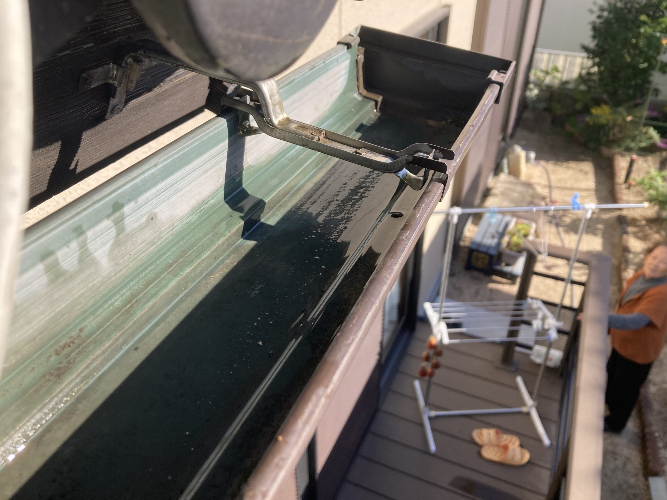 雨樋の中に溜まっていた土砂や落ち葉を取り除き、清掃を行いました。  清掃前は堆積物によって排水の妨げとなっていましたが、雨樋本来の排水スペースを確保することができました。  その後、水を流して確認したところ、雨水もスムーズに流れる状態へ改善しています。  今回は雨樋本体に破損や変形は見られなかったため、清掃のみで対応することができました。
