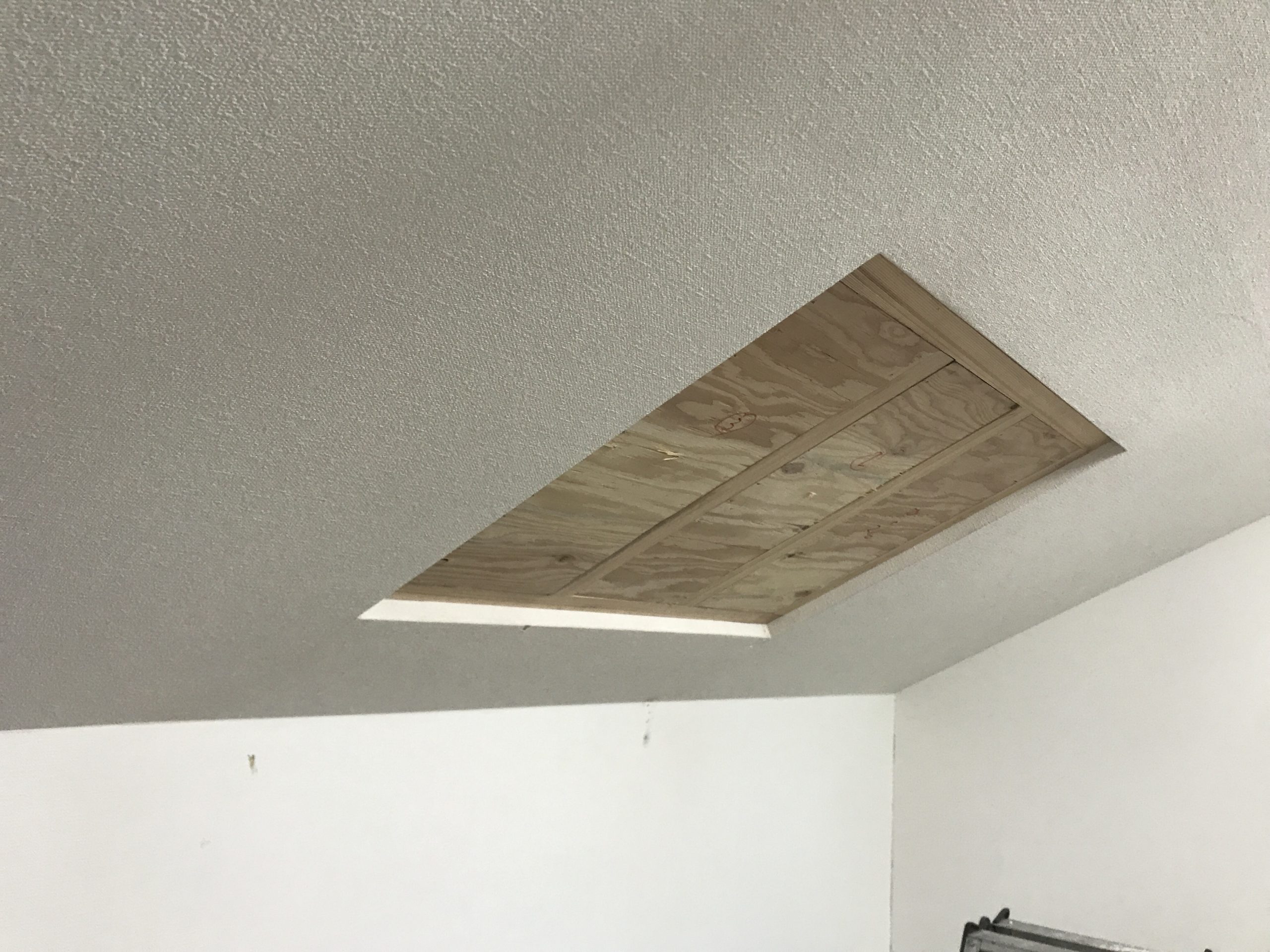 天井下地を施工して開口部を塞ぎます