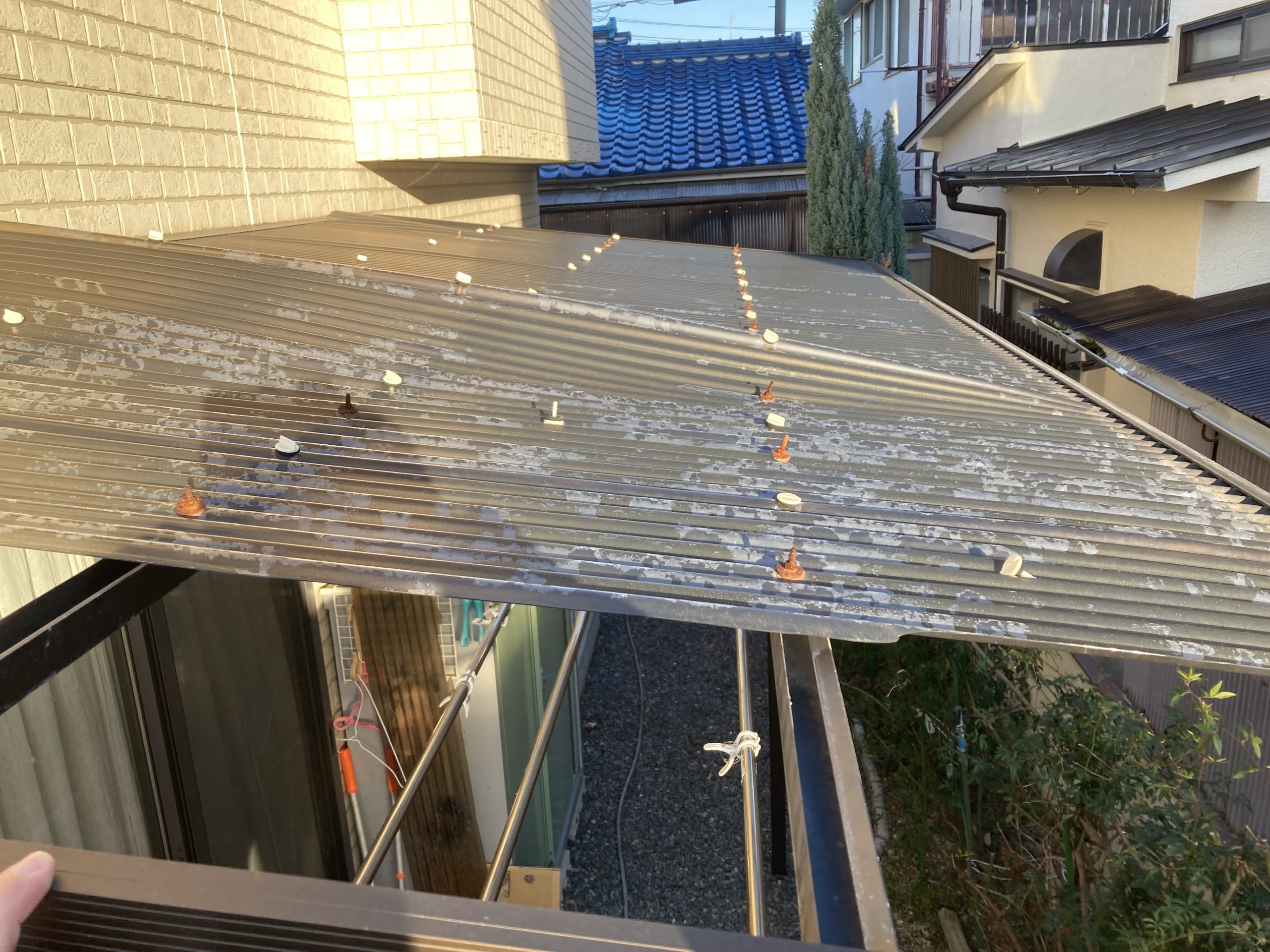 広島県廿日市市 、強風で波板が飛散　既存テラスを撤去しアルミテラス新設！