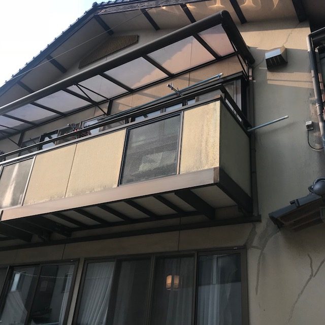 広島市佐伯区、外壁のクラックにより雨漏りが発生し天井が腐食。無料調査・無料見積りを作成！