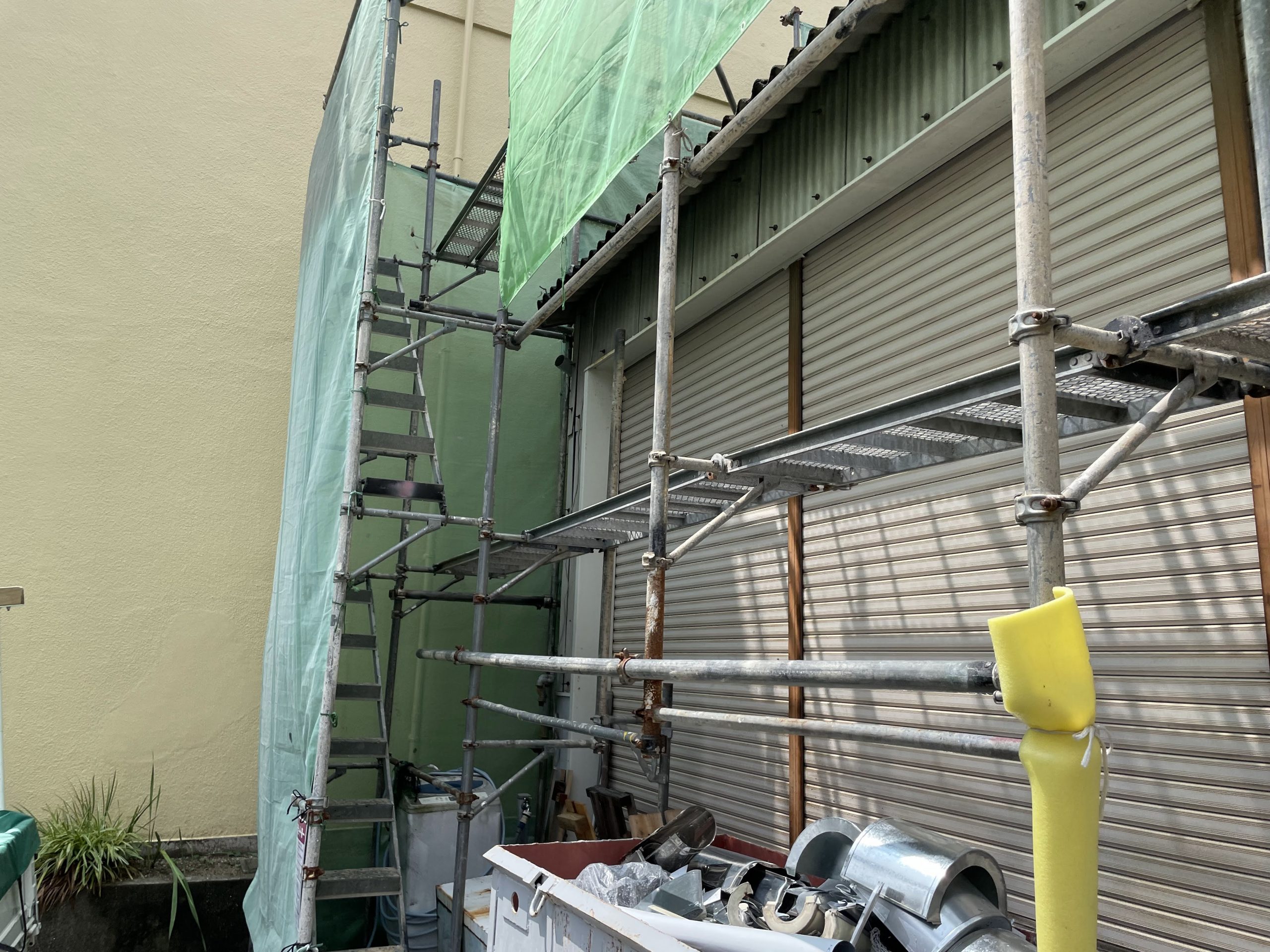 仮設足場の設置です