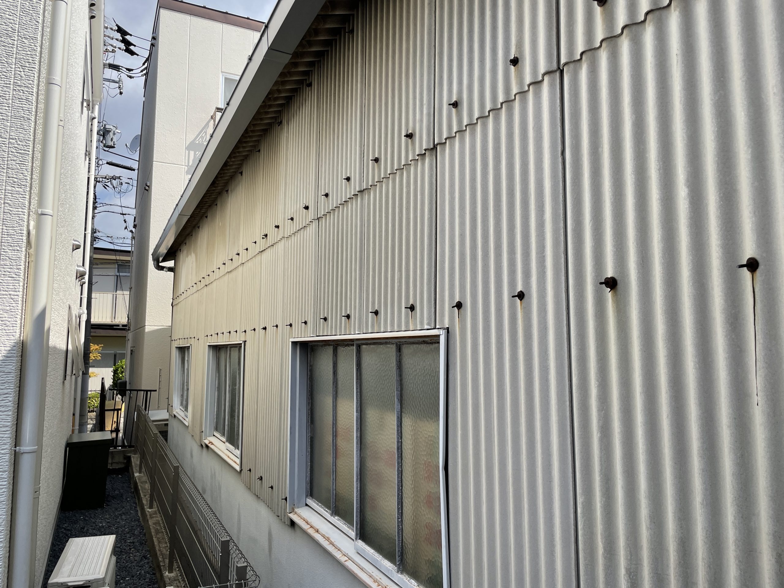 波型スレート外壁の劣化症状