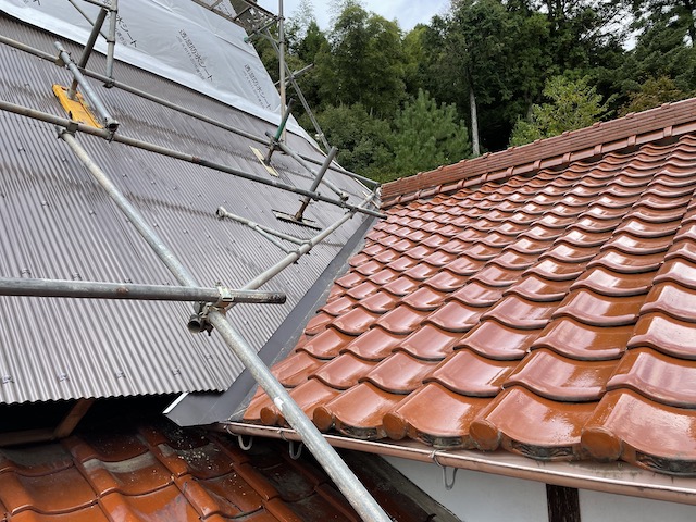 広島市安佐北区で老朽化したトタン屋根をガルバリウム鋼板の金属屋根に葺き替え工事が完成いたしました！