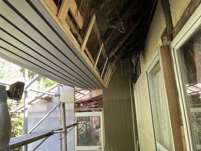 広島市安佐北区で経年劣化したトタン屋根を耐久性と耐震性の高いガルバリウム鋼板に葺き替え！