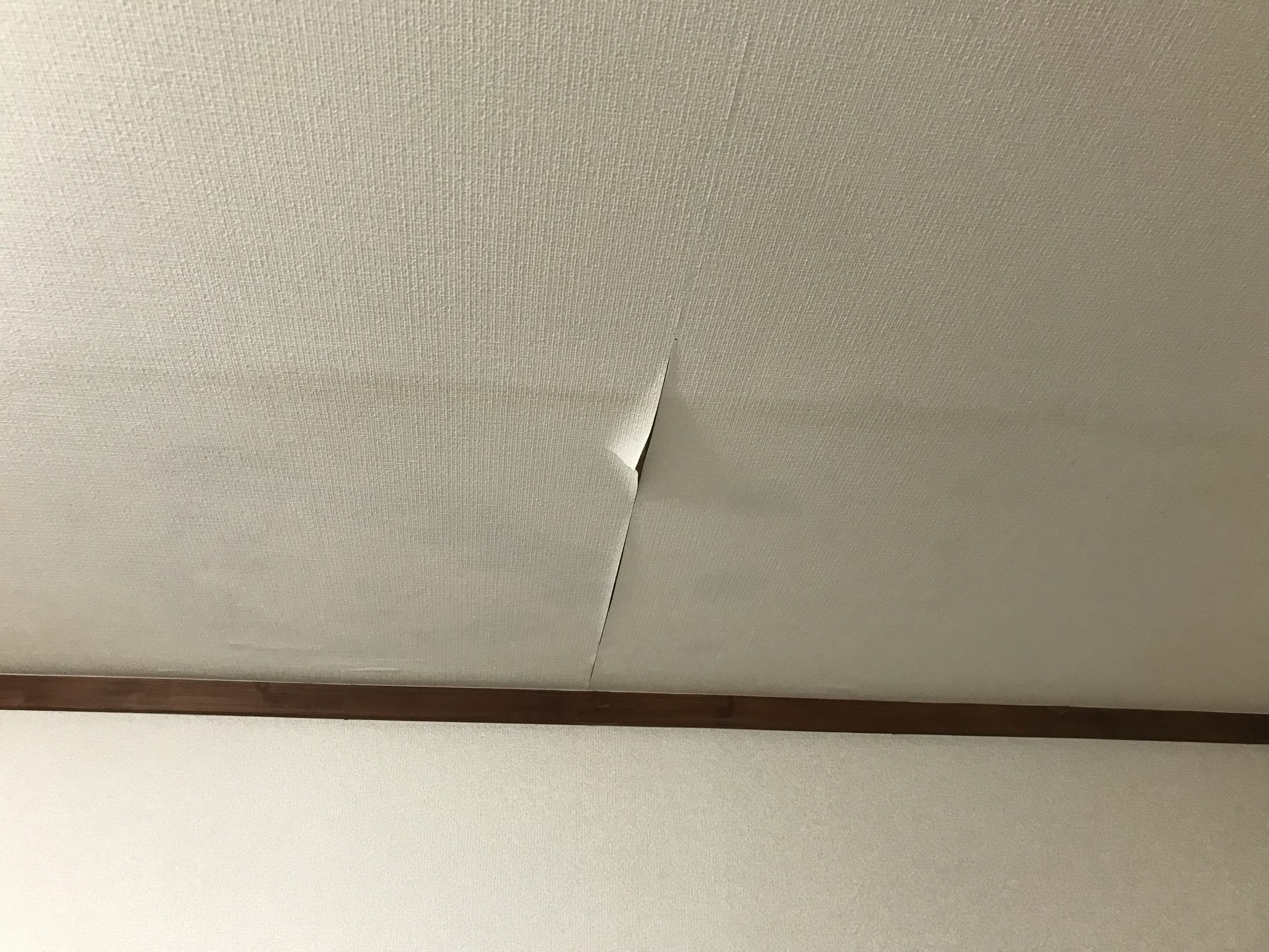 室内クロスの剥がれ