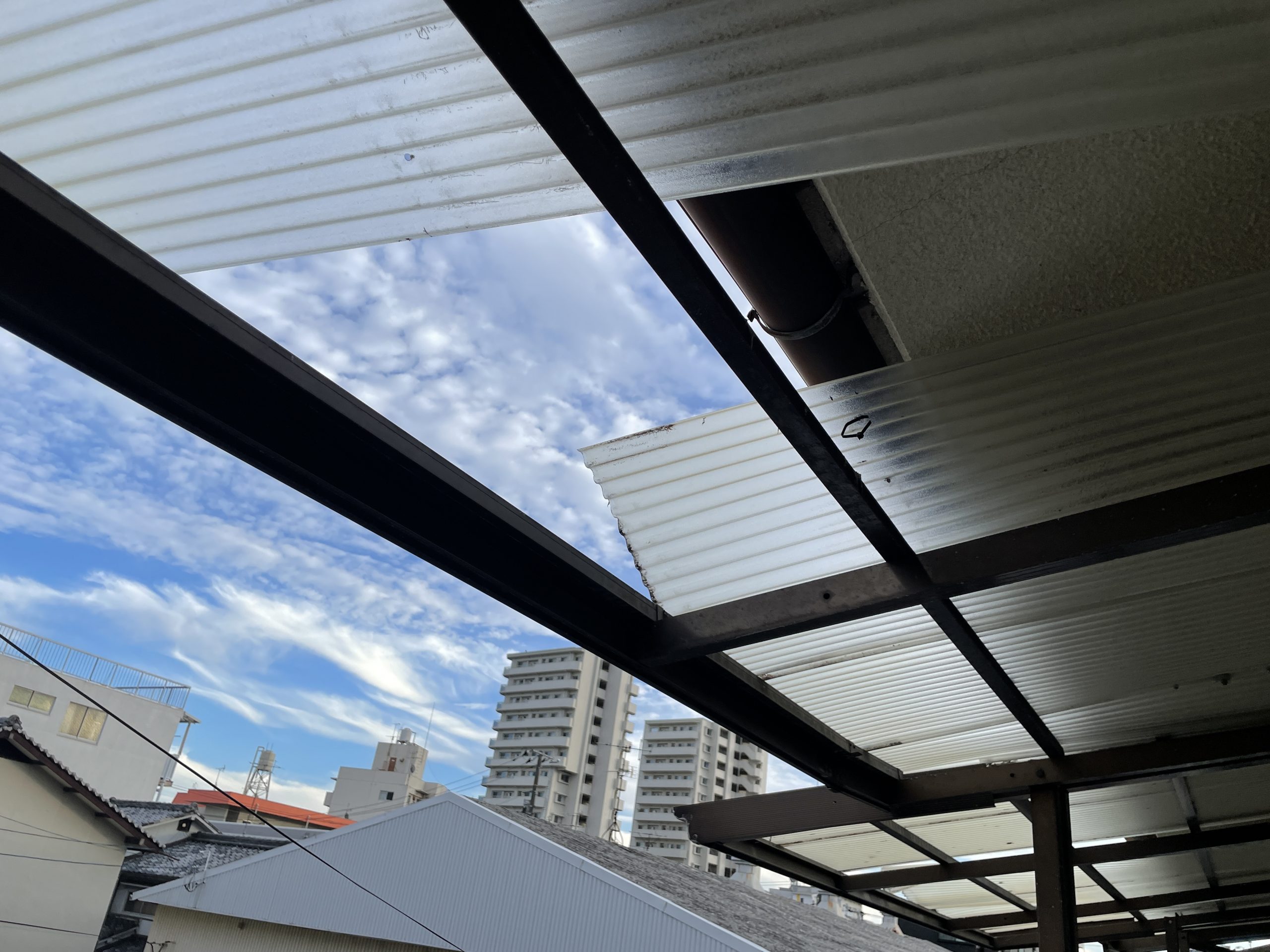 飛散した波板の確認