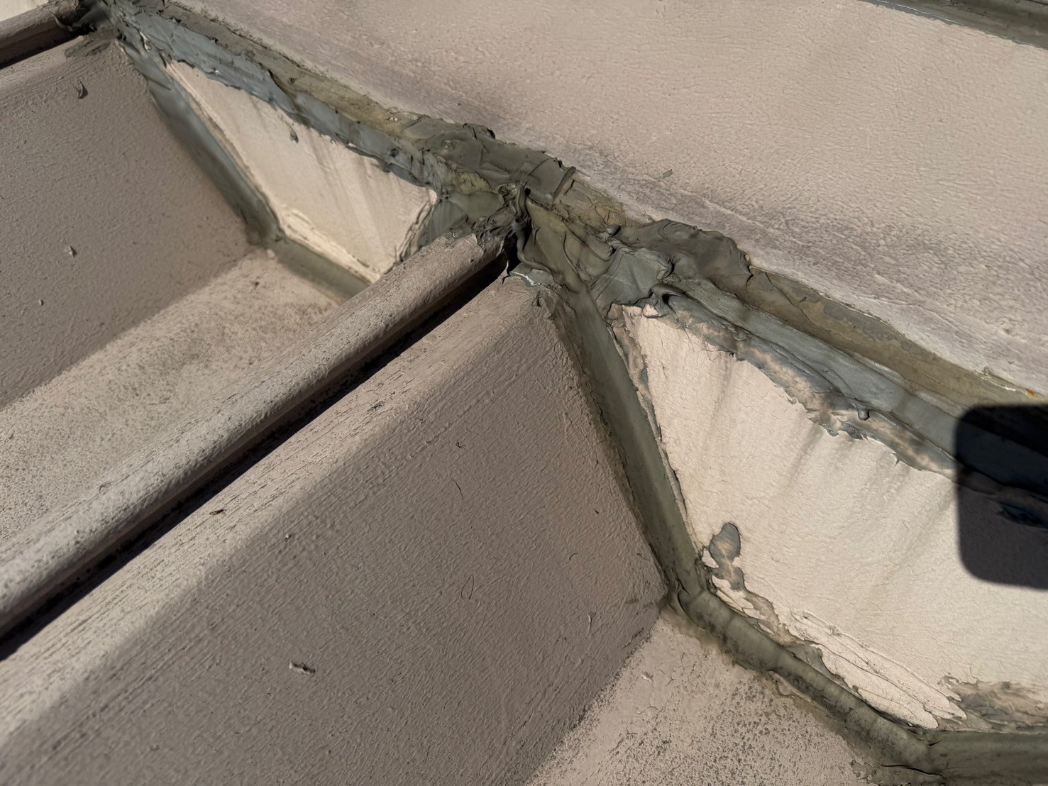 継ぎ目や重ね部分のシーリング切れ