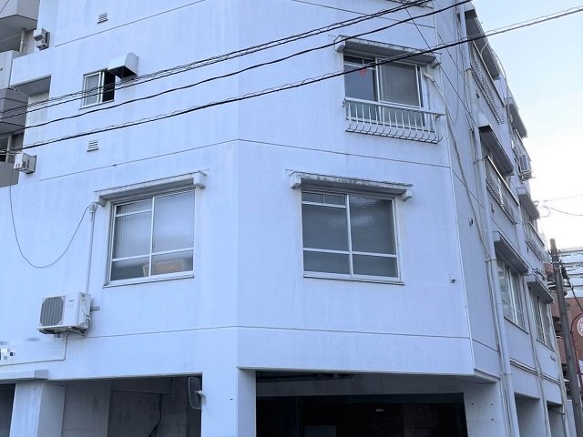 広島市中区、5階建てビルの外壁の浮きやチョーキング現象が発生！塗装工事を実施