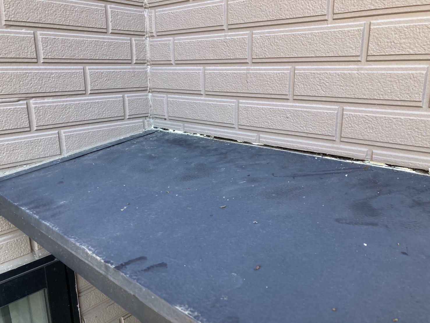 庇のコーキングの劣化