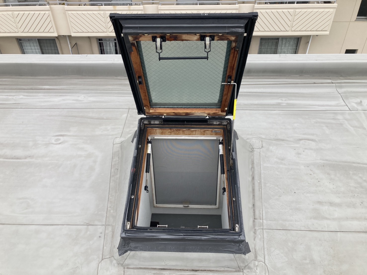 広島市西区、天窓からの雨漏りご相談を受けて現地調査を行いました。