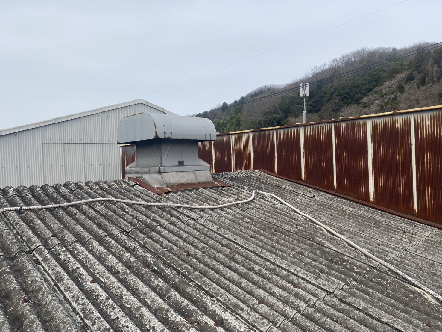 海田町にある工場スレート屋根の雨漏り調査と補修を行った会社様より！