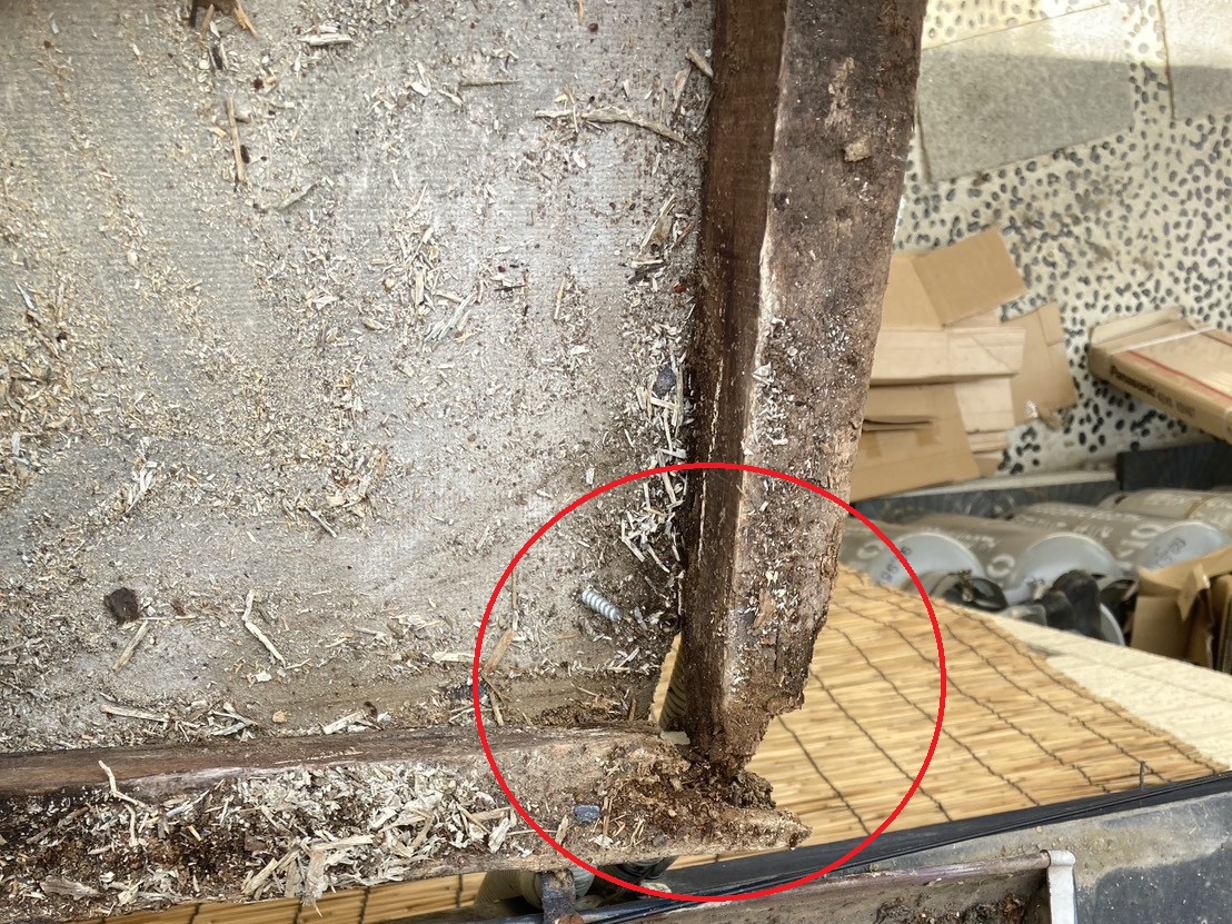 屋根材の撤去後、一部に下地の腐食を確認