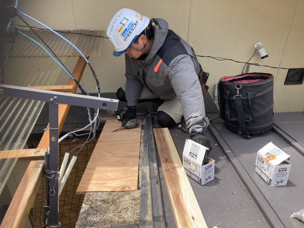 下地準備中の屋根補修