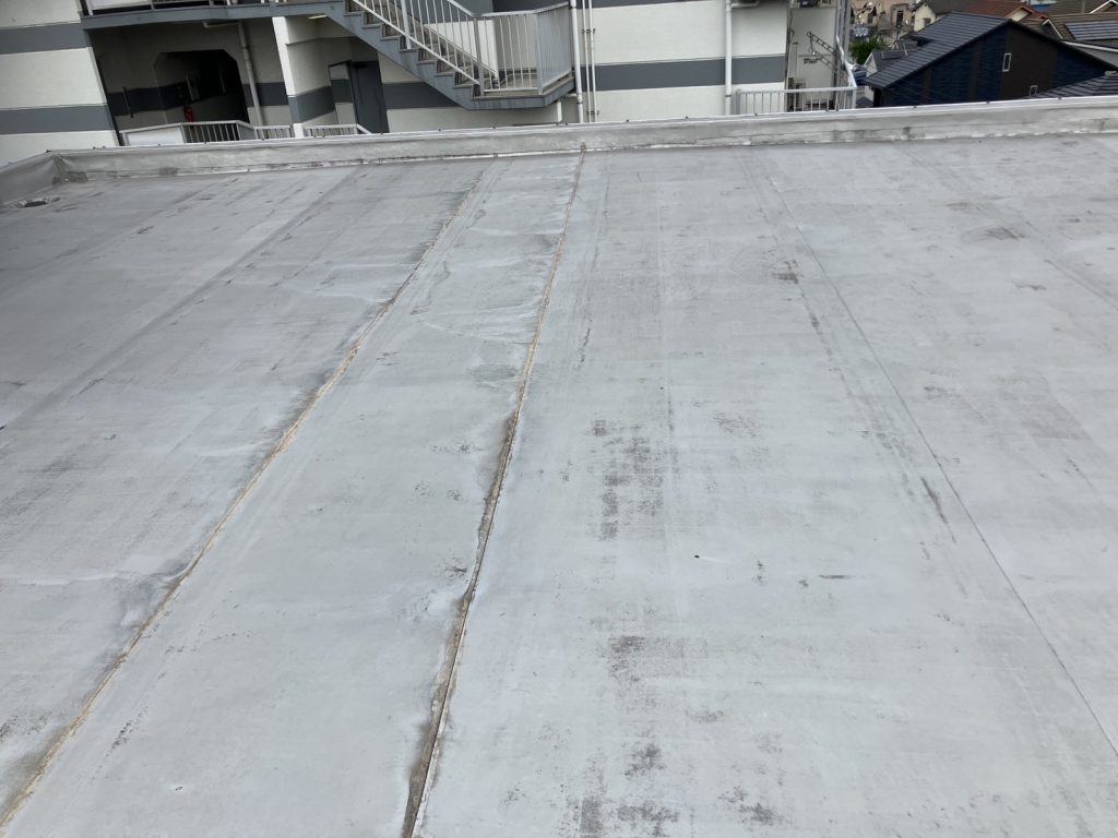 継ぎ目が目立つ防水面