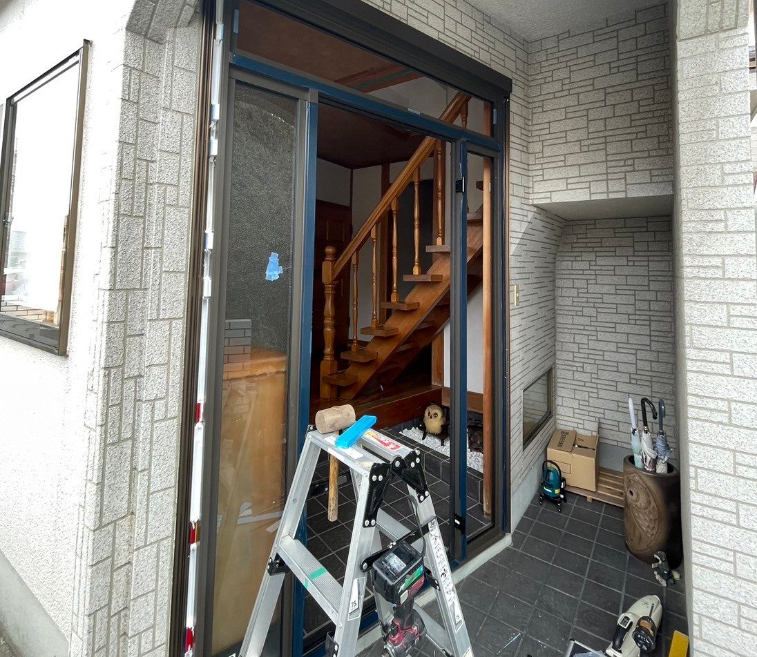 既存ドアを撤去していきます