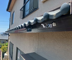 新しい軒樋を取り付けていきます