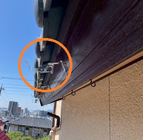 新しい軒樋金具を取り付けます