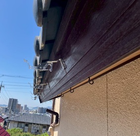 新しい軒樋金具を取り付けます