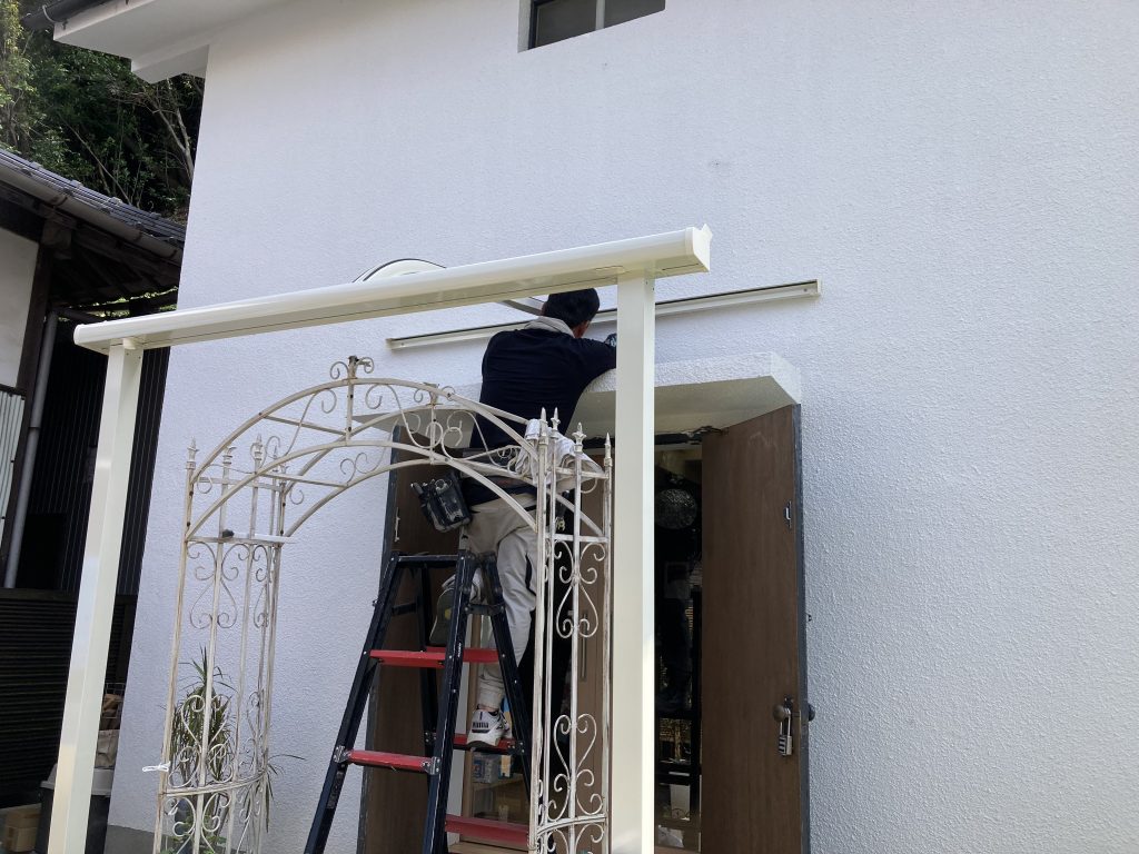 骨組み設置の作業中