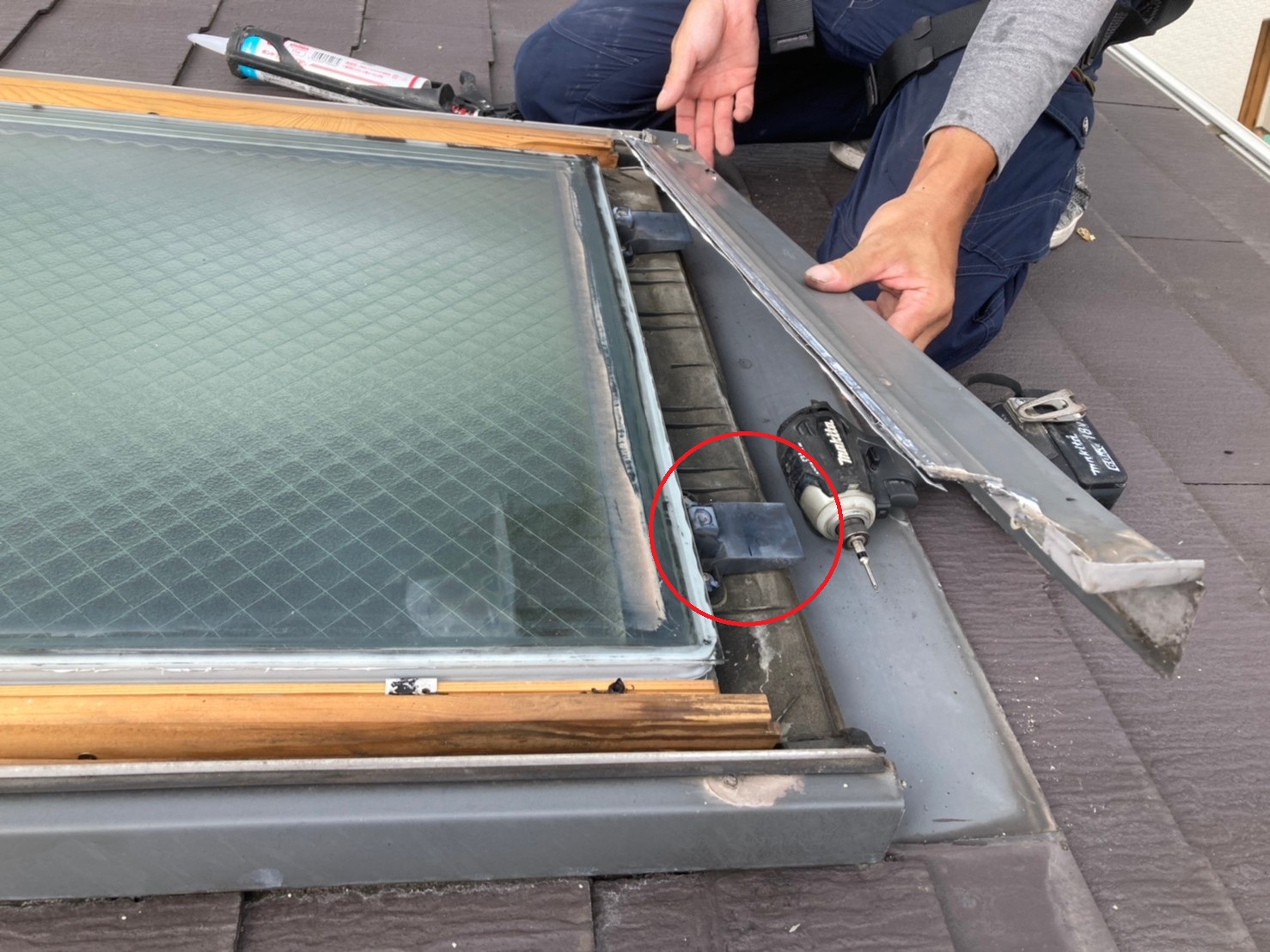 ガラス台座の防水補強作業