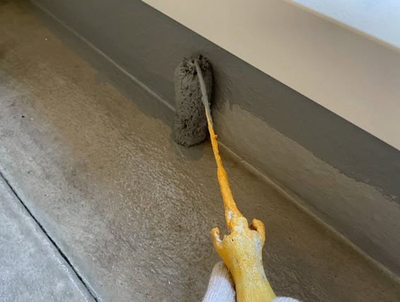 立ち上がり部分にもウレタン防水材を塗布