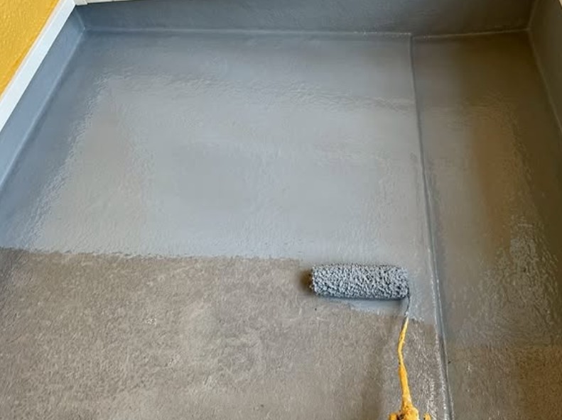 ウレタン防水材を床面に塗布