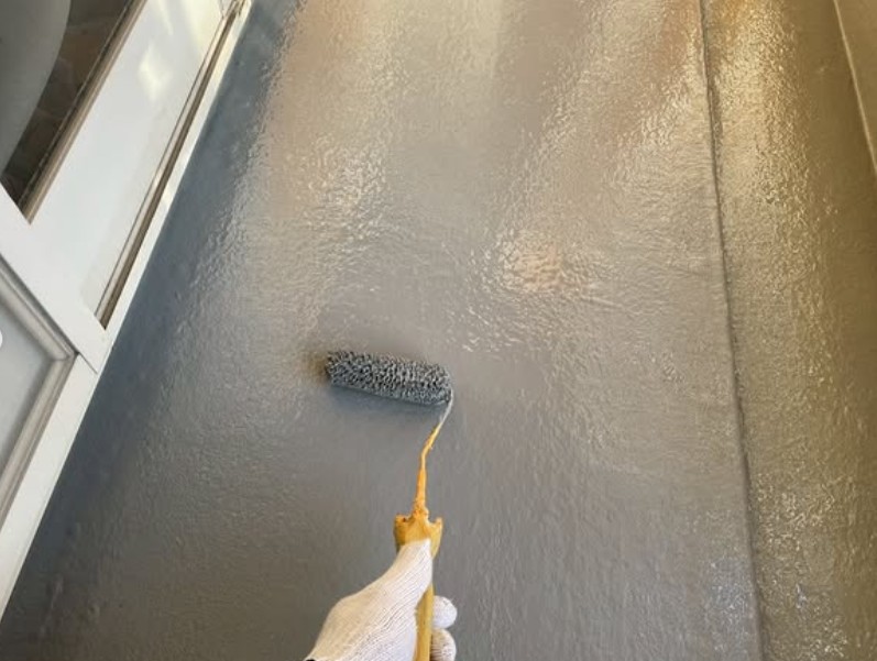 トップコートを塗布して防水層を保護
